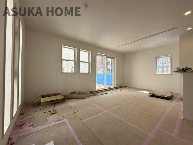 港北区鳥山町新築戸建の居間・リビング|3面採光のリビングは明るい陽射しが射し込み風も良く抜けるので心地良い空間になってます。