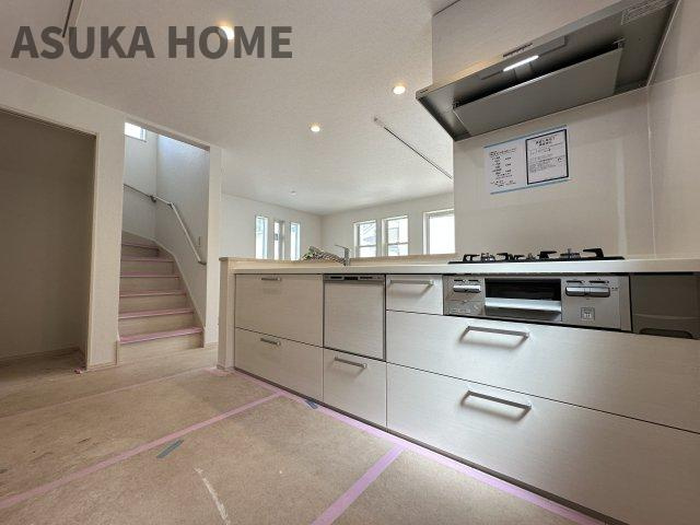 港北区鳥山町新築戸建のキッチン|LDKが見渡せるカウンターキッチン、お料理をしながら家族との団欒の時間も過ごせるキッチンです。