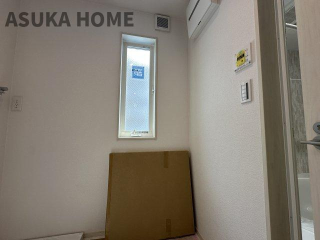 港北区鳥山町新築戸建のその他|脱衣所には窓があるので、素早く換気が出来るのでカビ対策にもなります。自然光も差し込むので明るいです。