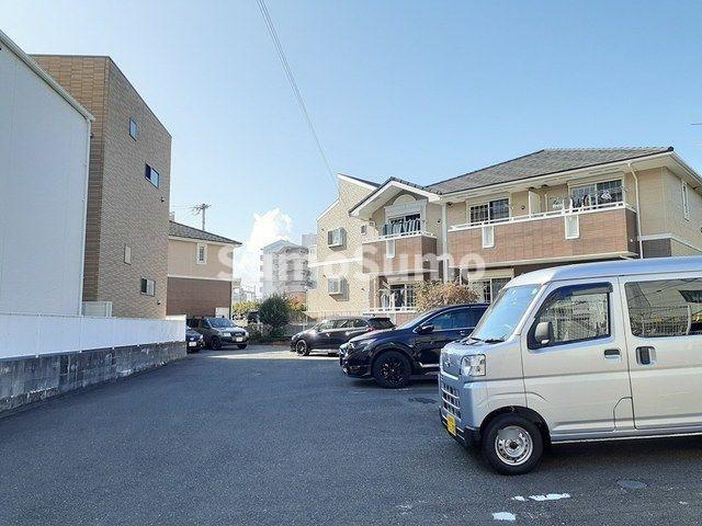 アベンシスコートBの駐車場