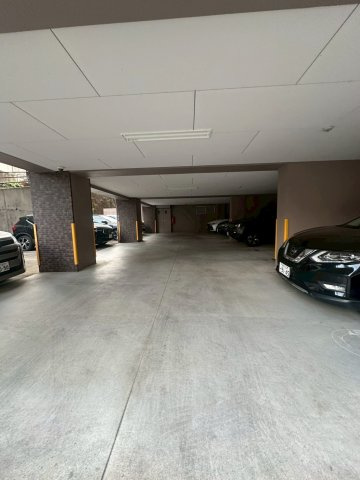 アルページュ西新の駐車場