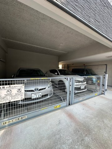アクシオン吉塚プレミアムの駐車場