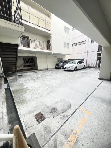 ジークレフ本山の駐車場