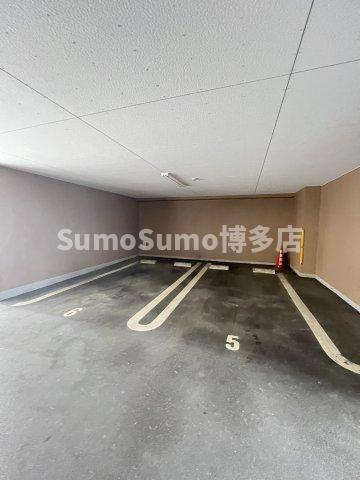 Premier Hillsの駐車場