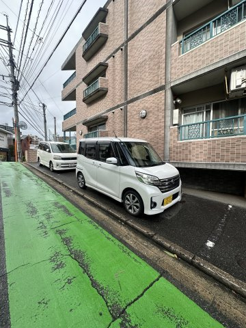 アネシス平尾の駐車場