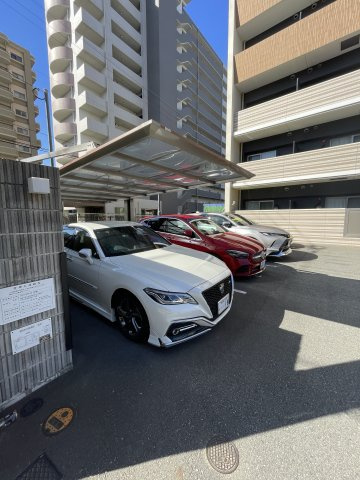 アーヴェンス吉塚の駐車場