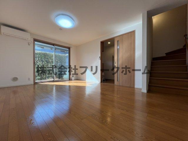 武蔵野市境南町３丁目のテラスの居間・リビング