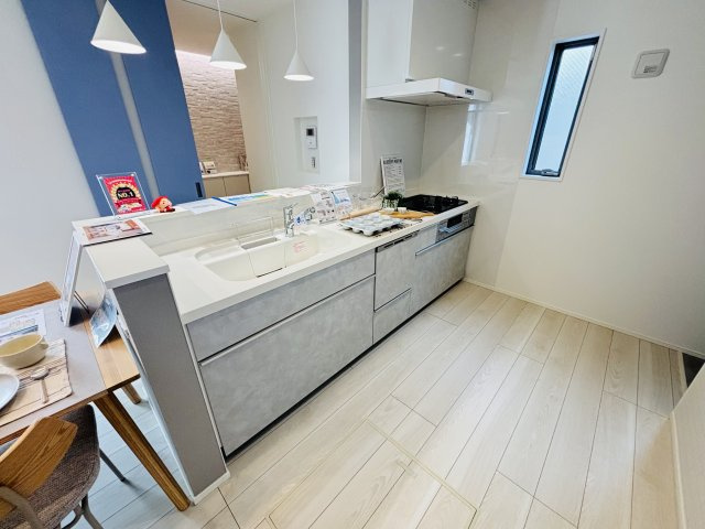 港区津金｜名古屋市の戸建ならホームアップのキッチン|お子様を見守りながらお料理ができるオープン対面キッチン