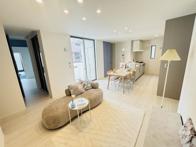 港区津金｜名古屋市の戸建ならホームアップの居間・リビング|16.8帖の広々リビング