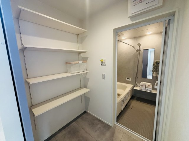 港区津金｜名古屋市の戸建ならホームアップの独立洗面台|脱衣室にはシャンプー類のストックやリネン類の収納に便利な可動棚