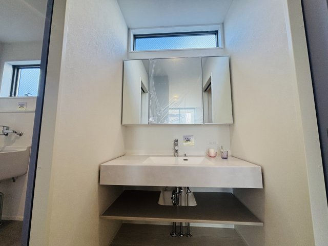 港区津金｜名古屋市の戸建ならホームアップの独立洗面台|三面鏡で朝の身支度に最適