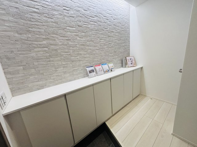 港区津金｜名古屋市の戸建ならホームアップの玄関|収納力あるシューズボックス付き