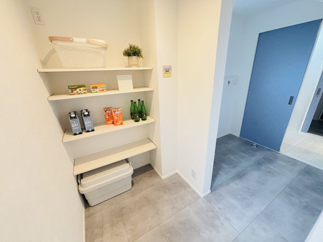 港区津金｜名古屋市の戸建ならホームアップのキッチン|食料品や消耗品のストックに便利なパントリー