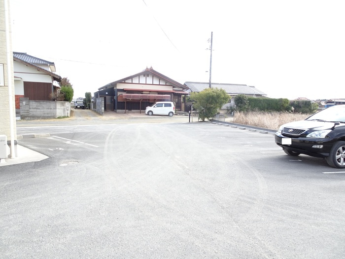 グランモアキワラ B棟の駐車場
