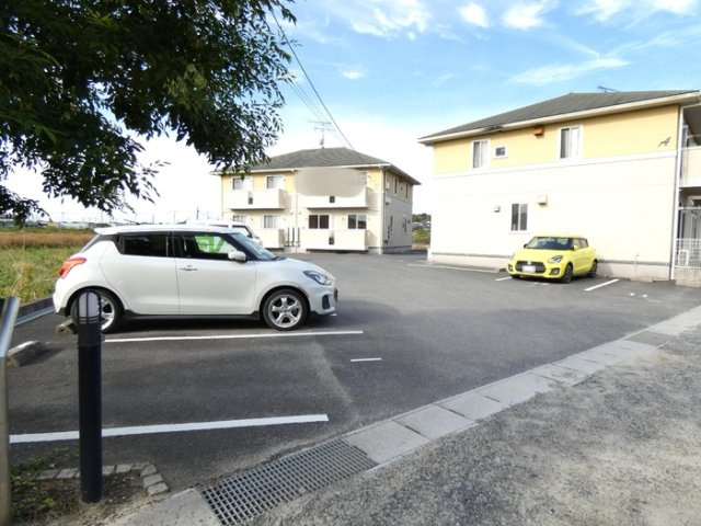 グランモアキワラ B棟の駐車場