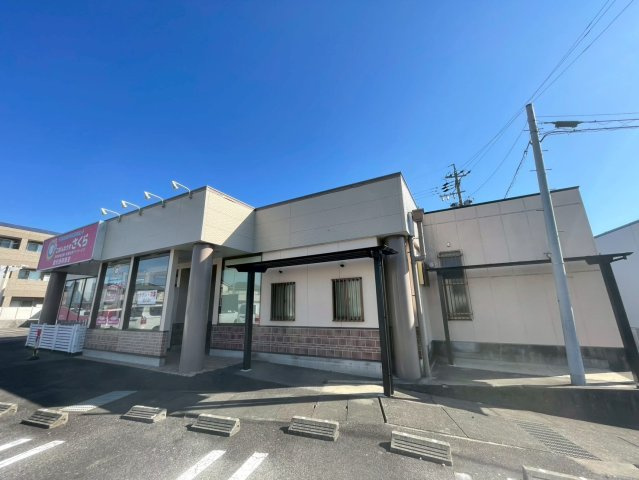 西岡町保ヶ山貸店舗の外観