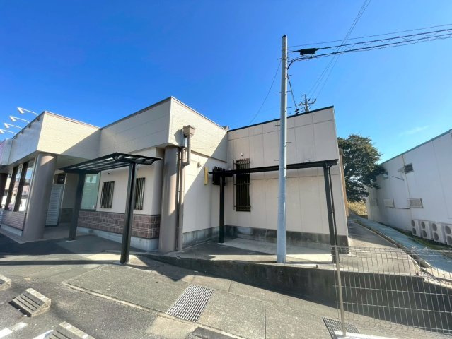 西岡町保ヶ山貸店舗の外観