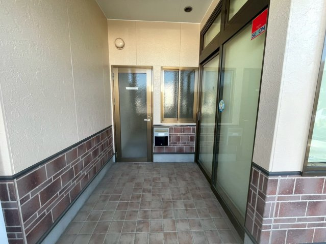 西岡町保ヶ山貸店舗のエントランス