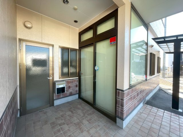 西岡町保ヶ山貸店舗のエントランス