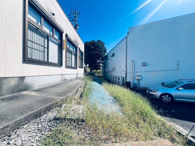 西岡町保ヶ山貸店舗の外観