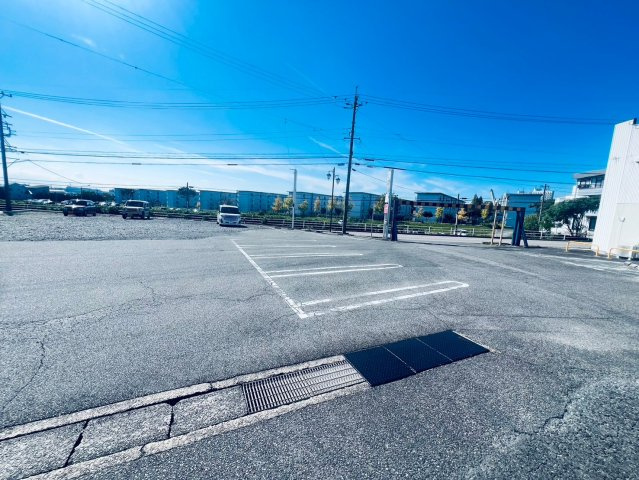 西岡町保ヶ山貸店舗の駐車場