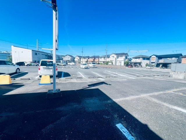 西岡町保ヶ山貸店舗の駐車場