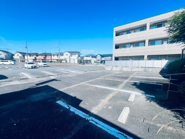 西岡町保ヶ山貸店舗の駐車場