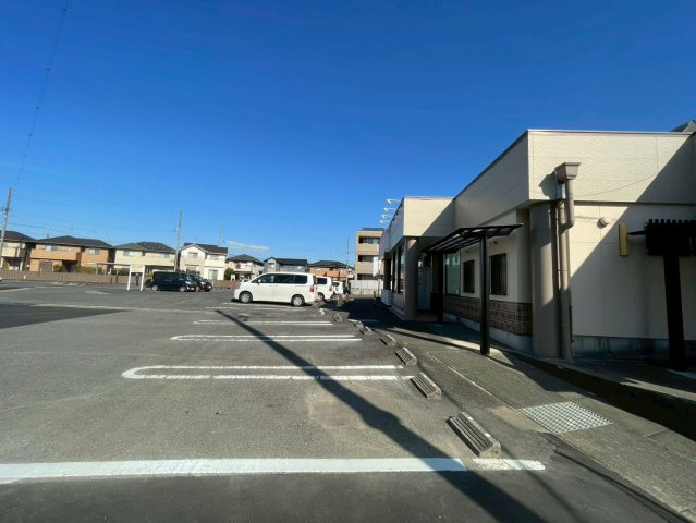 西岡町保ヶ山貸店舗の駐車場