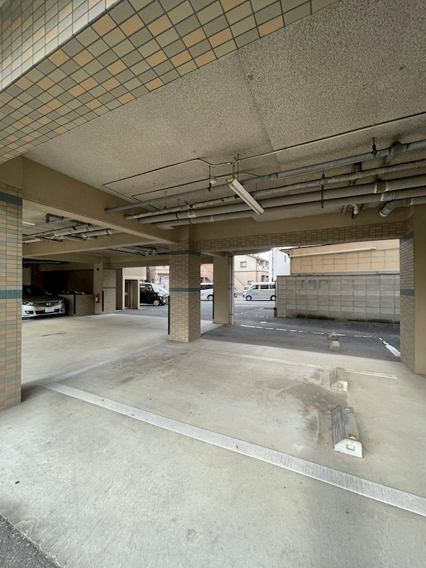 エース参番館の駐車場