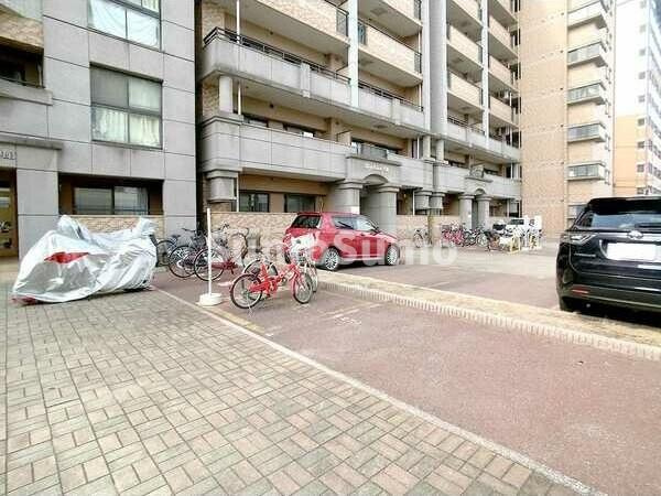ウイングコートD館の駐車場