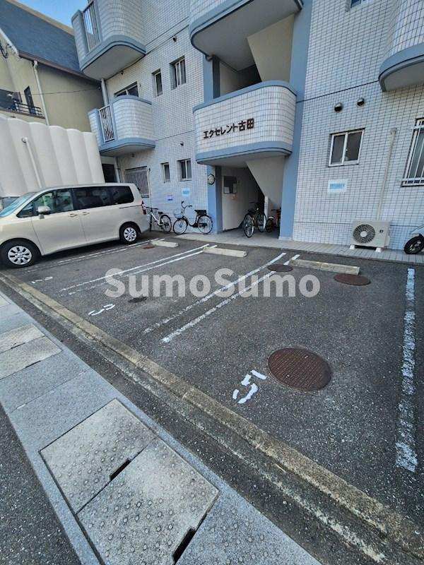 エクセレント古田の駐車場