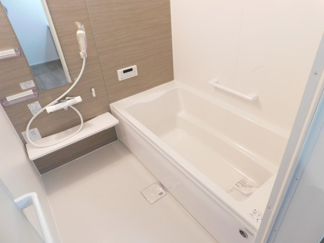 名古屋市港区当知４丁目の新築一戸建の浴室|◇浴室◇　　広い１坪サイズ・浴室暖房乾燥機・追い焚き機能付・ゆったり浴槽・断熱浴槽・オートバス・バリアフリー・浴室窓あり　カウンターは取り外し可能でお手入れらくらく♪