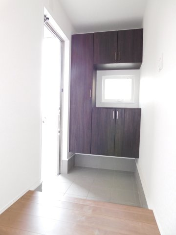 名古屋市港区当知４丁目の新築一戸建の玄関|◇玄関収納◇　　玄関がスッキリ片付く大容量収納♪