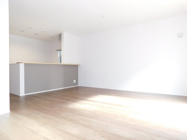 名古屋市港区当知４丁目の新築一戸建の居間・リビング|◇リビング◇　　南面で明るいリビング１８．１帖！　リビングの様子が見渡せる対面キッチン♪