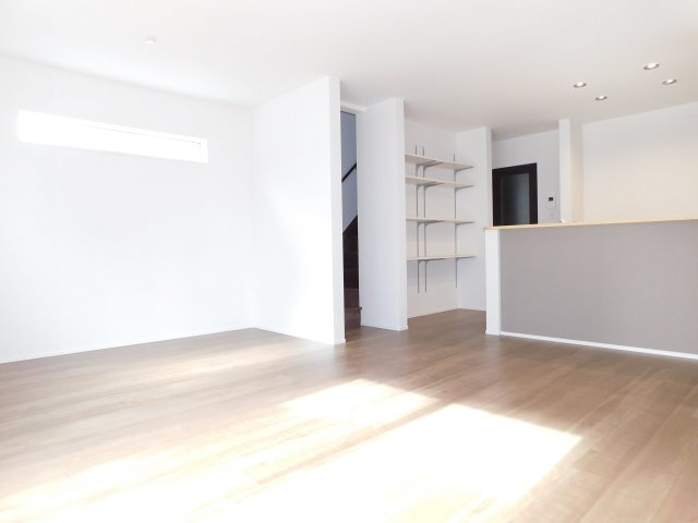 名古屋市港区当知４丁目の新築一戸建の居間・リビング|◇リビング◇　　南面で明るいリビング１８．１帖　リビング収納完備！