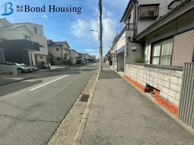 インナーガレージ付　南別府4丁目　中古戸建　築48年の前面道路含む現地写真