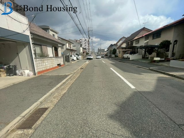インナーガレージ付　南別府4丁目　中古戸建　築48年の前面道路含む現地写真