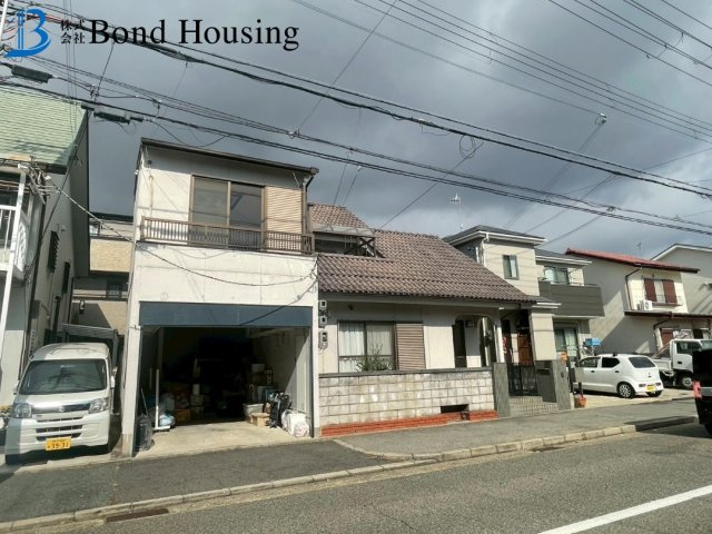 インナーガレージ付　南別府4丁目　中古戸建　築48年の前面道路含む現地写真
