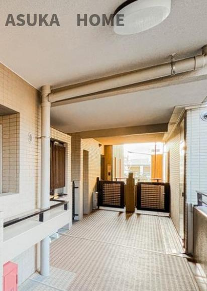 ライム長津田2番館の玄関|ゆったりした玄関ポーチにはトランクルームが完備されています。