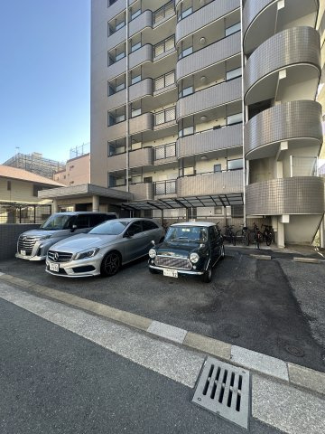 エステートモア博多の駐車場