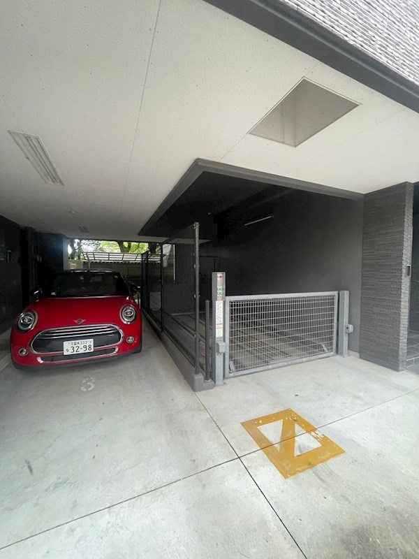 ヴィラージュ県庁前Ⅱの駐車場