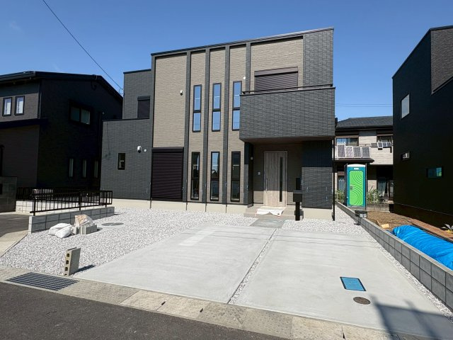 野市4号棟　新築一戸建て4LDKSの外観|シンプルモダンな飽きのこない外観デザインです。間口が広くゆったりと佇む印象。