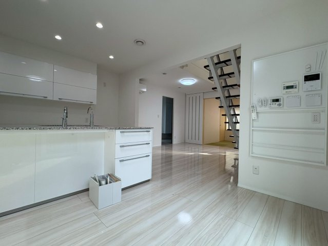 中古戸建　羽島市舟橋町宮北3丁目　令和2年築の居間・リビング|リビング別角度