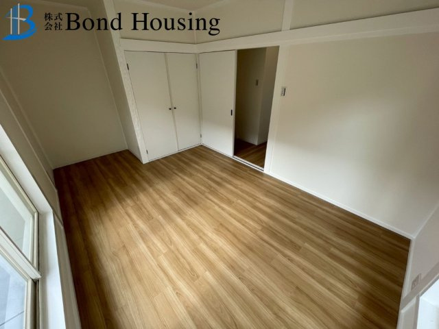室内外リフォーム済み・広いバルコニー付き・長畑町　中古戸建の洋室