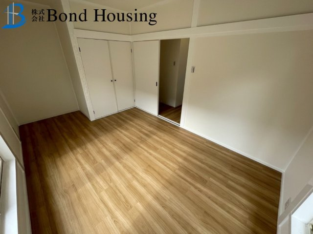 室内外リフォーム済み・広いバルコニー付き・長畑町　中古戸建の洋室