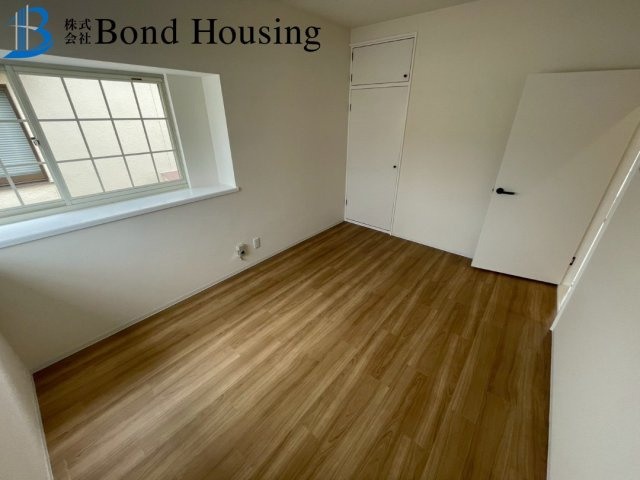 室内外リフォーム済み・広いバルコニー付き・長畑町　中古戸建の洋室