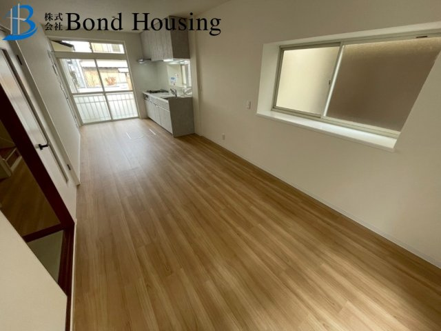 室内外リフォーム済み・広いバルコニー付き・長畑町　中古戸建の居間・リビング