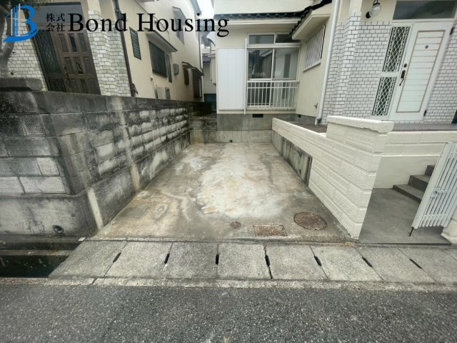 室内外リフォーム済み・広いバルコニー付き・長畑町　中古戸建の駐車場