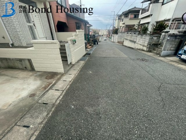 室内外リフォーム済み・広いバルコニー付き・長畑町　中古戸建の前面道路含む現地写真