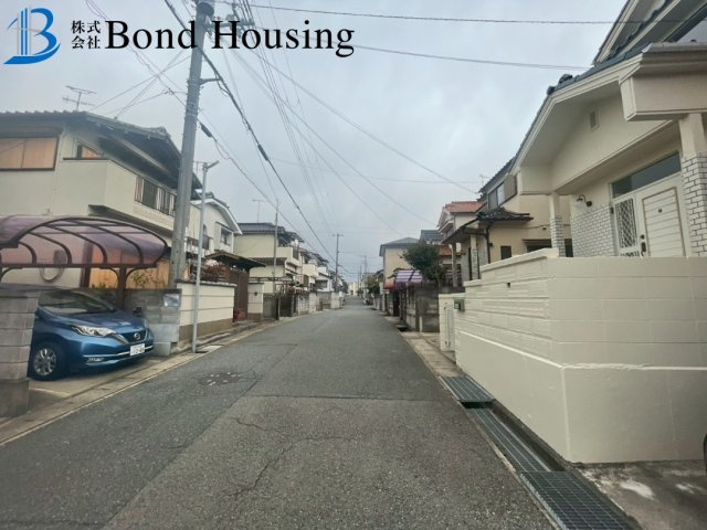 室内外リフォーム済み・広いバルコニー付き・長畑町　中古戸建の前面道路含む現地写真